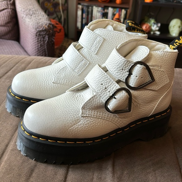 NWOB white Devon heart buckle Doc Martens; size 8 - Picture 1 of 4